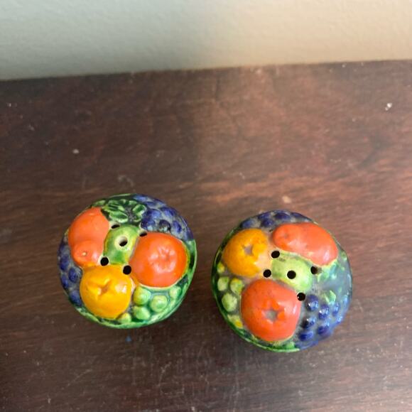 Vintage green woven basket with fruit ceramic salt & pepper shaker set - Picture 4 of 6